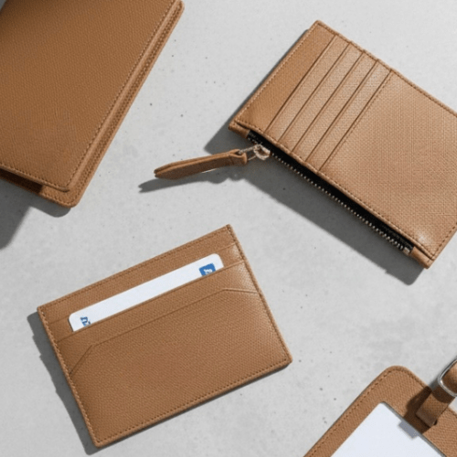 accesorios de cuero personalizados para welcome pack de clientes sobre fondo neutro