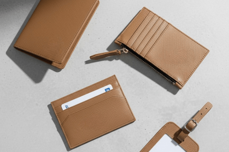 accesorios de cuero personalizados para welcome pack de clientes sobre fondo neutro