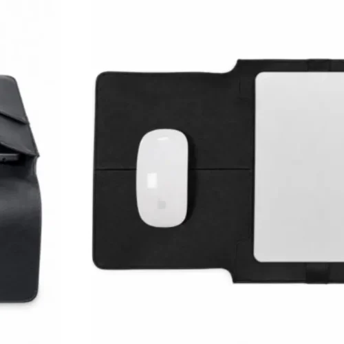 Funda de piel negra para portátil con compartimento para ratón y accesorios.