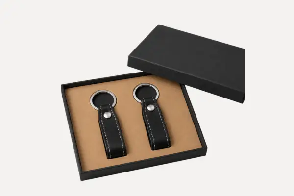 Duo Key Pack con dos llaveros de piel negra en estuche