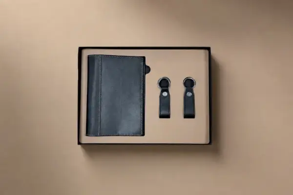 Drive Pack con portadocumentos y dos llaveros de piel negra en estuche
